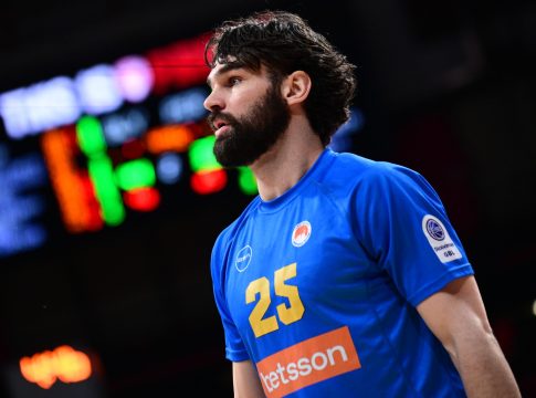 Γουίλ Κάριους στο «10»: «Είναι ωραίο να παίζεις κόντρα στον Ολυμπιακό, μαθαίνεις πολλά για το μπάσκετ» (vids)