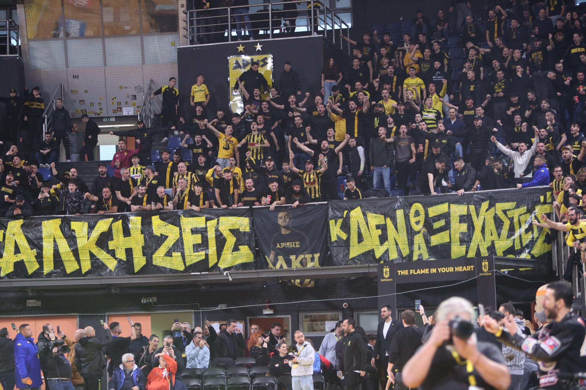 Σοβαρό θέμα στο Nick Galis Hall: Στάζει η οροφή λόγω έντονης βροχόπτωσης (vid)