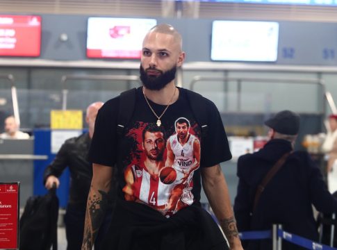 Επική μπλούζα του Φουρνιέ στο αεροδρόμιο με… Παπαλουκά (pics)