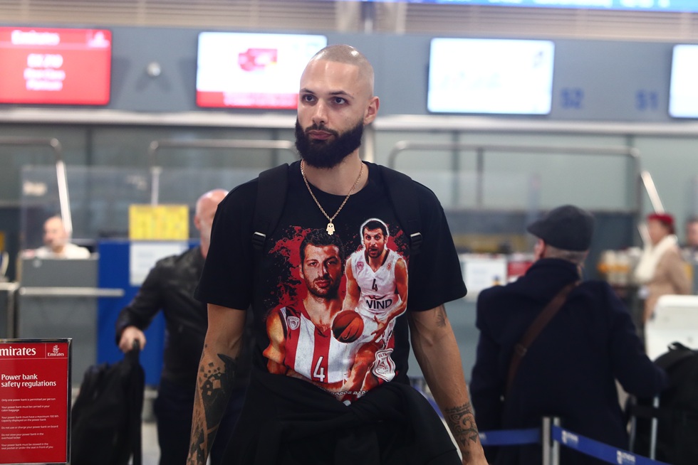 Επική μπλούζα του Φουρνιέ στο αεροδρόμιο με… Παπαλουκά (pics)