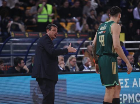 Το έχει χάσει για τα καλά ο Αταμάν: Έκανε «ντου» στο παρκέ και κυνηγούσε τους διαιτητές (vid)