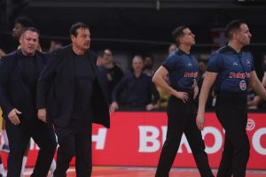 Το έχει χάσει για τα καλά ο Αταμάν: Έκανε «ντου» στο παρκέ και κυνηγούσε τους διαιτητές (vid)