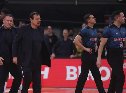 Το έχει χάσει για τα καλά ο Αταμάν: Έκανε «ντου» στο παρκέ και κυνηγούσε τους διαιτητές (vid)