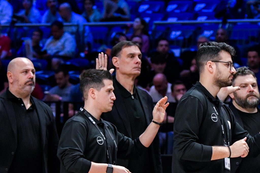 Χαμός με Μπαρτζώκα στο Ντουμπάι: Ανέβηκε στην εξέδρα να ζητήσει τον λόγο από οπαδό που τον έβρισε (vid)