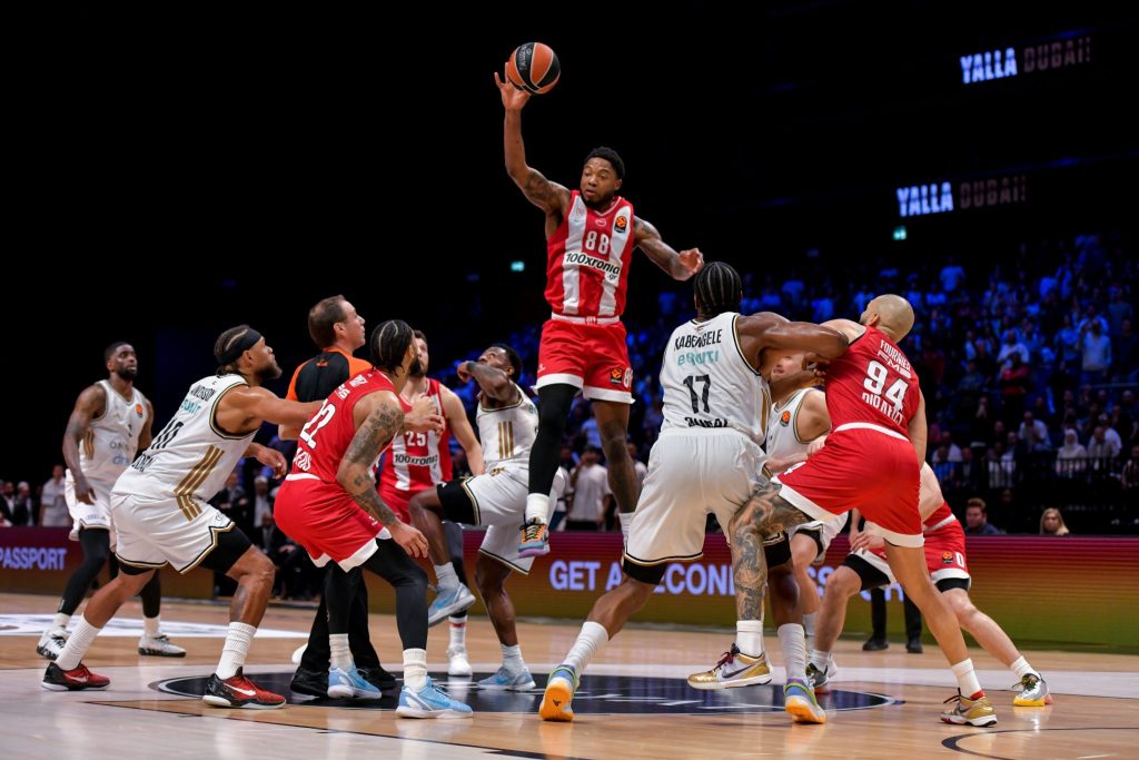 Καταγγελία από την ΚΑΕ Ολυμπιακός για τον οπαδό που έβρισε τον Μπαρτζώκα (vid)