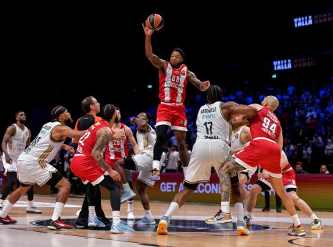 Καταγγελία από την ΚΑΕ Ολυμπιακός για τον οπαδό που έβρισε τον Μπαρτζώκα (vid)