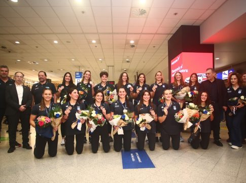 Αποθέωση στο «Ελ. Βενιζέλος» για την Εθνική πόλο Γυναικών (vids+pics)