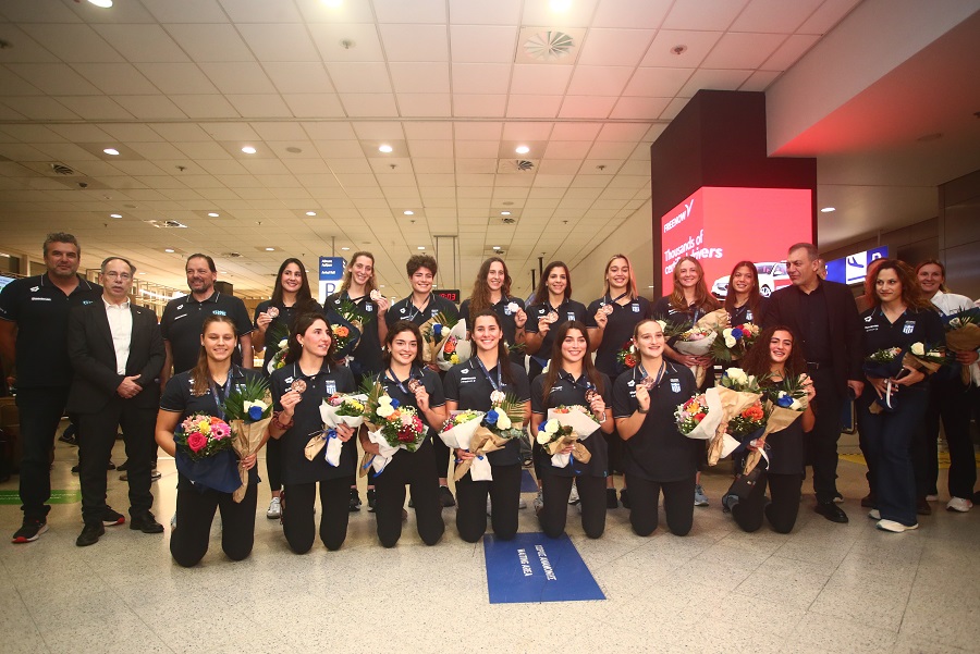 Αποθέωση στο «Ελ. Βενιζέλος» για την Εθνική πόλο Γυναικών (vids+pics)