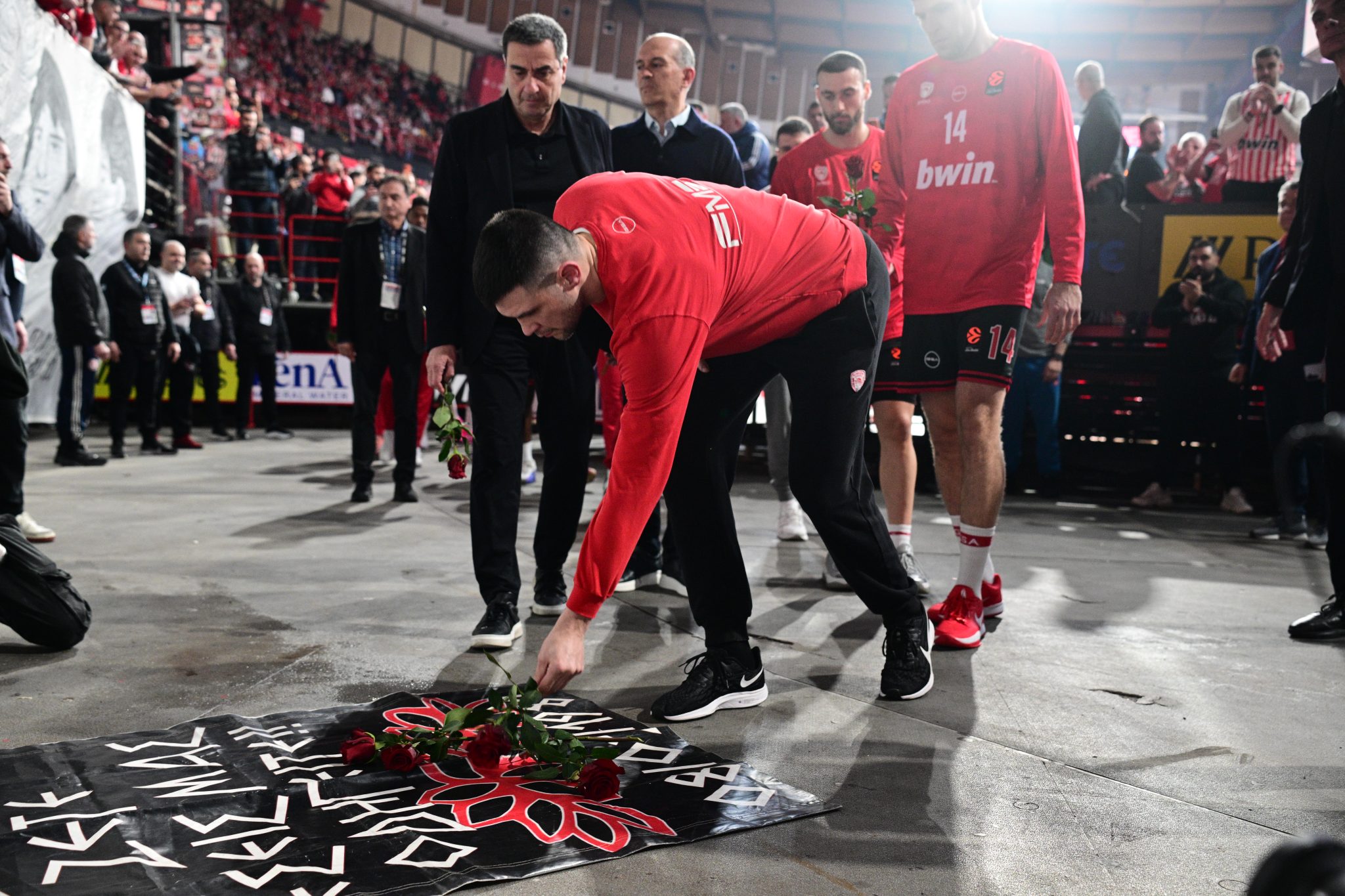 Ολυμπιακός: Ο θρίαμβος επί της Βίρτους, ο φόρος τιμής στα θύματα της θύρας 7 και η αποθέωση Μπαρτζώκα (vid)