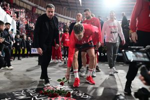 Συγκίνηση στο ΣΕΦ: Φόρο τιμής στα θύματα της «Θύρας 7» από τον Ολυμπιακό και τον Χάκετ (pics,vids)