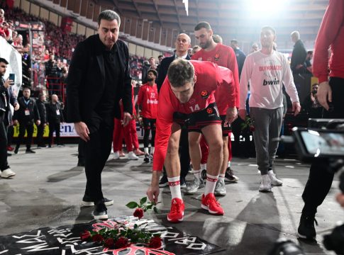 Συγκίνηση στο ΣΕΦ: Φόρο τιμής στα θύματα της «Θύρας 7» από τον Ολυμπιακό και τον Χάκετ (pics,vids)