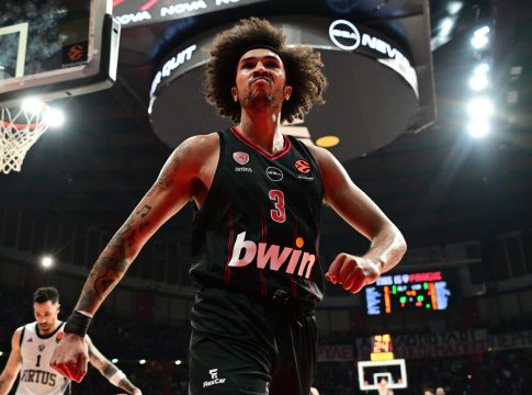 Η απόλυτη κίνηση σεβασμού του Γουόρντ: Σκόραρε και φίλησε το σήμα του Ολυμπιακού (vid)