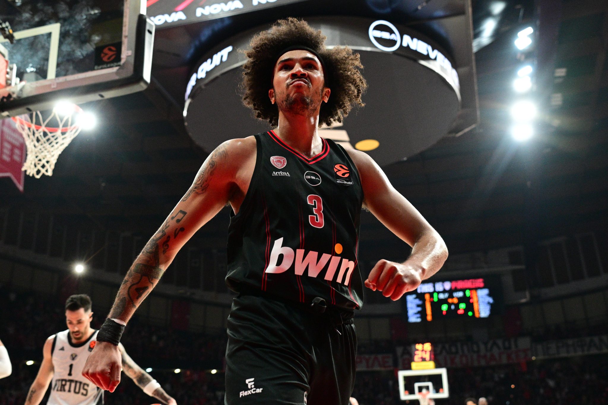 Η απόλυτη κίνηση σεβασμού του Γουόρντ: Σκόραρε και φίλησε το σήμα του Ολυμπιακού (vid)