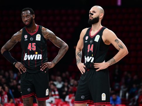 Ολυμπιακός: Φωτογραφήθηκαν με κόσμο, αλλά και με το τρόπαιο οι Φουρνιέ, Χολ και Νετζήπογλου