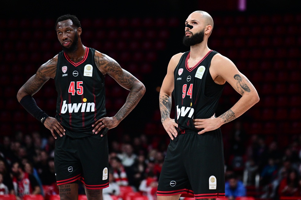 Ολυμπιακός: Φωτογραφήθηκαν με κόσμο, αλλά και με το τρόπαιο οι Φουρνιέ, Χολ και Νετζήπογλου