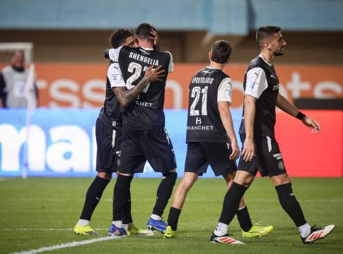 Οι οπαδοί του ΟΦΗ αποθέωσαν την αποστολή στο ξενοδοχείο – Αρκετοί βρίσκονται στο λόφο πίσω από το γήπεδο