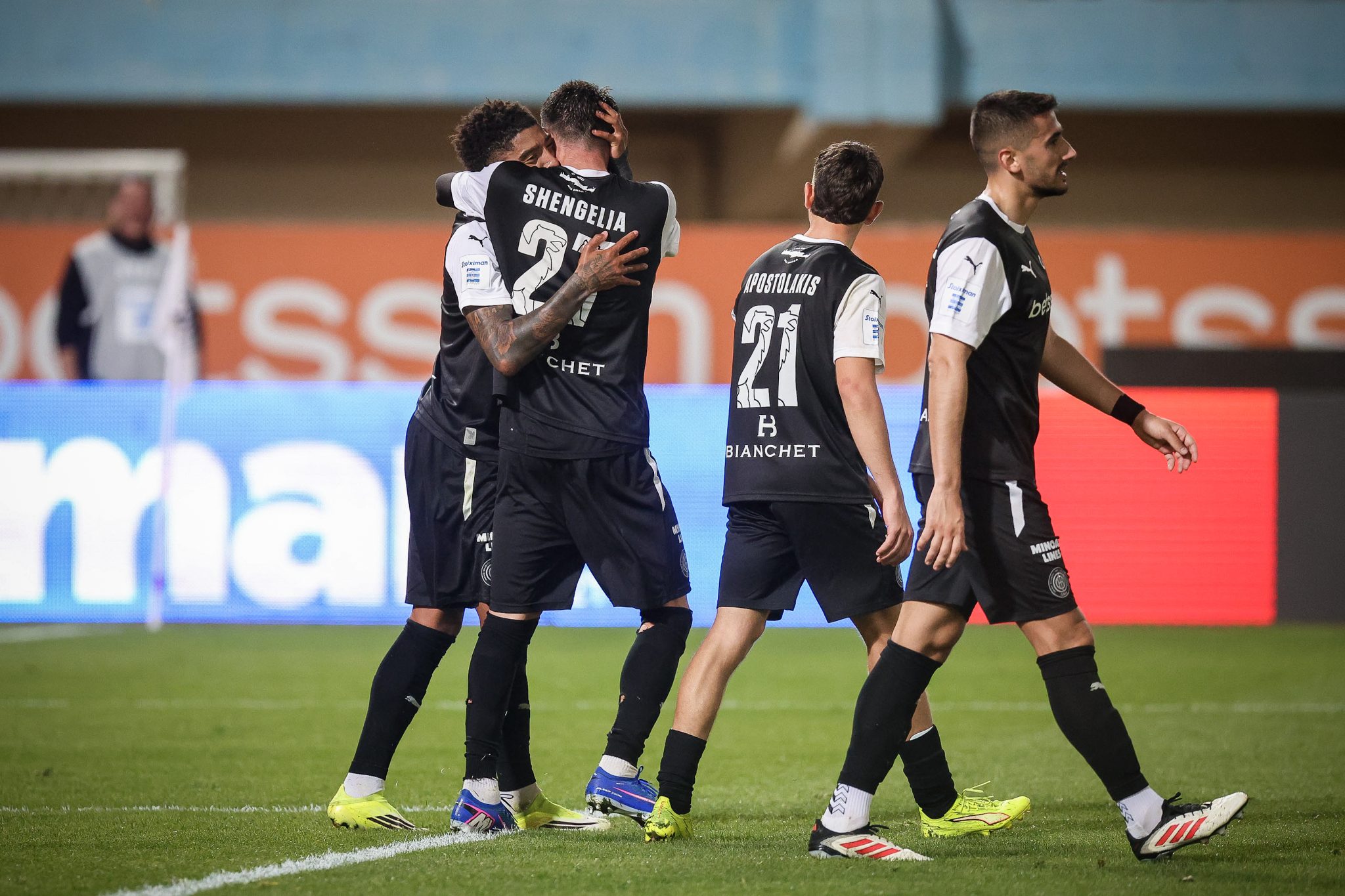 Οι οπαδοί του ΟΦΗ αποθέωσαν την αποστολή στο ξενοδοχείο – Αρκετοί βρίσκονται στο λόφο πίσω από το γήπεδο