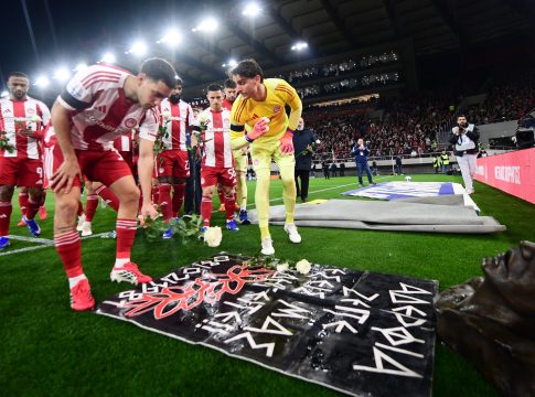 «Αδέρφια ζείτε εσείς μας οδηγείτε» – «Λύγισαν» και τα τσιμέντα στο Φάληρο (vids)