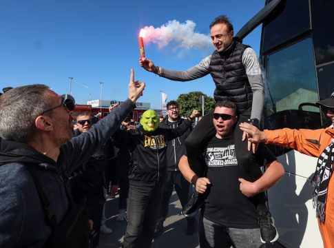 Χαμός στο αεροδρόμιο του Ηρακλείου για την επιστροφή του ΟΦΗ (pics, vid)