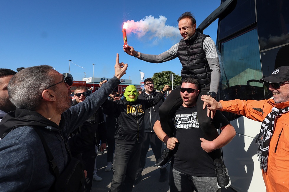 Χαμός στο αεροδρόμιο του Ηρακλείου για την επιστροφή του ΟΦΗ (pics, vid)