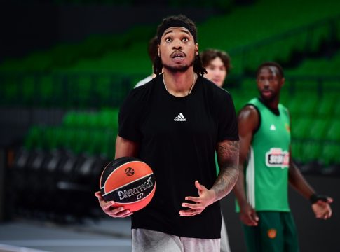 Χολμς: «Πρέπει να μάθω πως σφυρίζουν οι διαιτητές, δεν είναι το ίδιο σε όλα τα ματς»