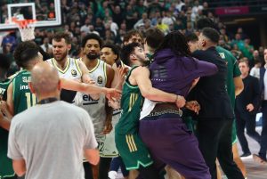 Η στιγμή που έγινε έξαλλος ο Λεσόρ – Καρέ-καρέ οι αντιδράσεις του Γάλλου και το «ντου» στον Μπόλντγουιν (pics, vid)