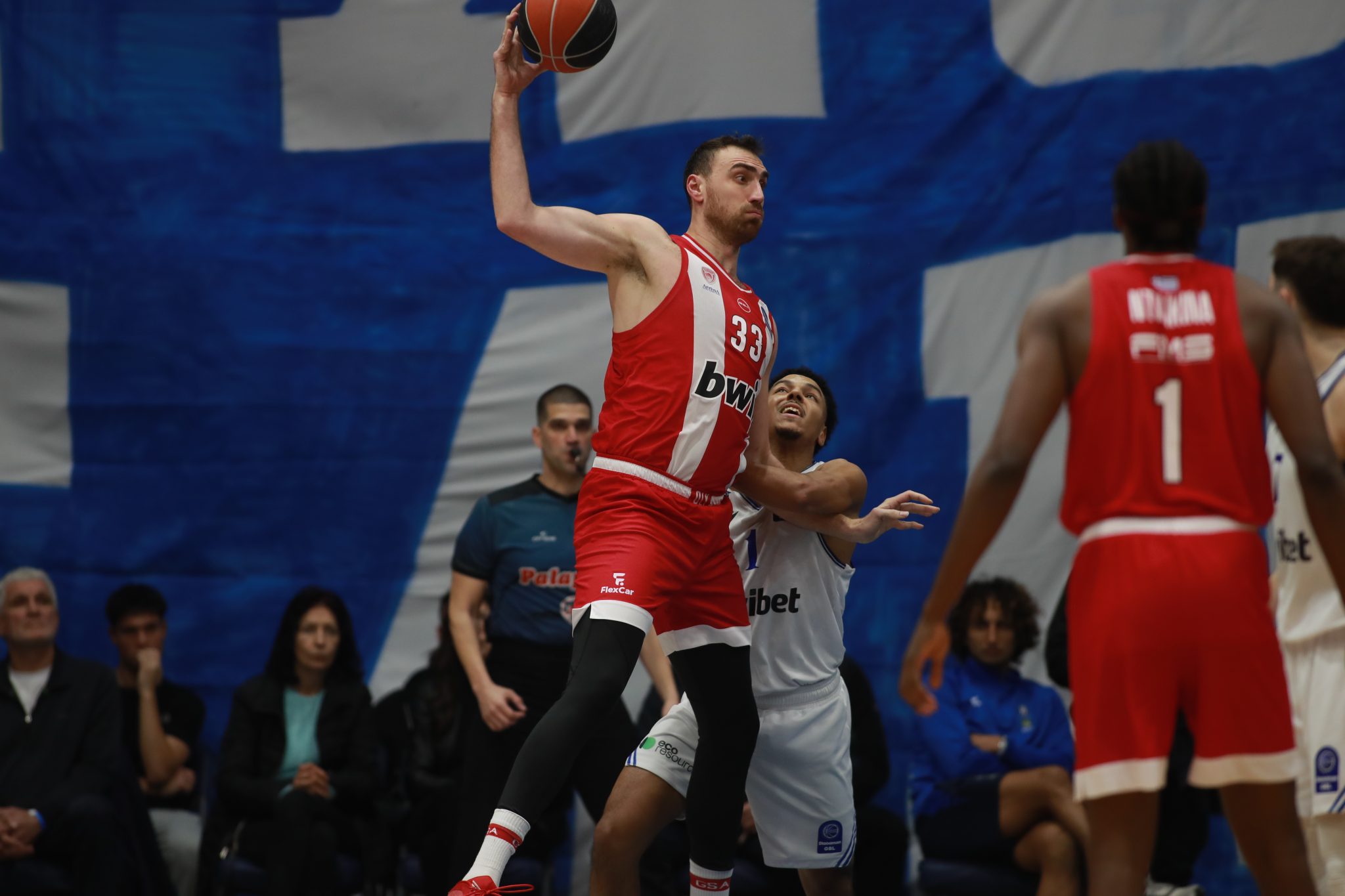 Με Μιλουτίνοφ αλλά χωρίς Χολ η δωδεκάδα του Ολυμπιακού