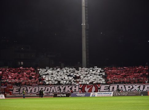 Εκπληκτική ατμόσφαιρα στη Λιβαδειά από 2.500 οπαδούς του Ολυμπιακού (pics)