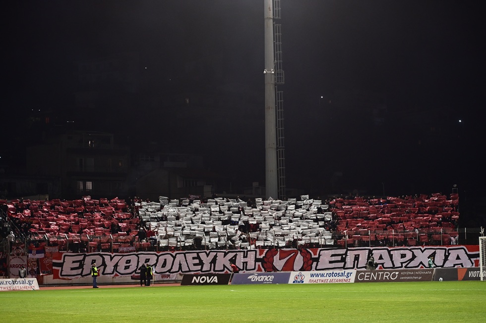 Εκπληκτική ατμόσφαιρα στη Λιβαδειά από 2.500 οπαδούς του Ολυμπιακού (pics)