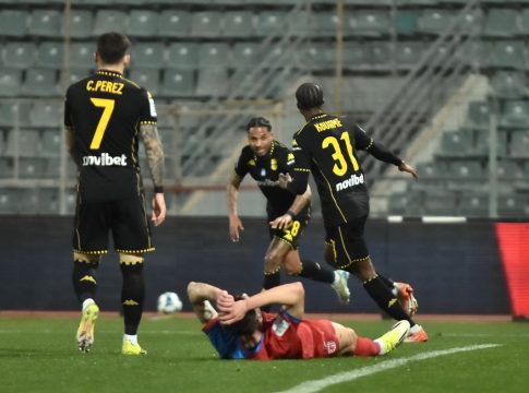 Βόλος – Άρης: Το απίθανο αυτογκόλ του Κάργα για το 0-1 (vid)