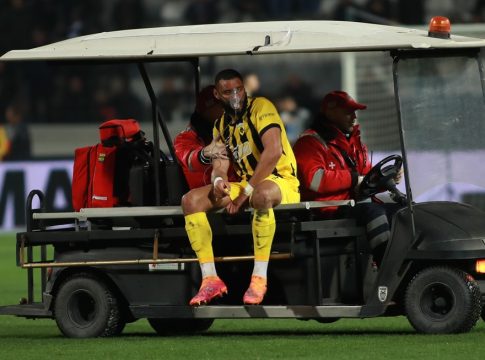 ΠΑΟΚ – ΑΕΚ: Αποχώρησαν με προβλήματα τραυματισμού οι Μεϊτέ και Μουκουντί