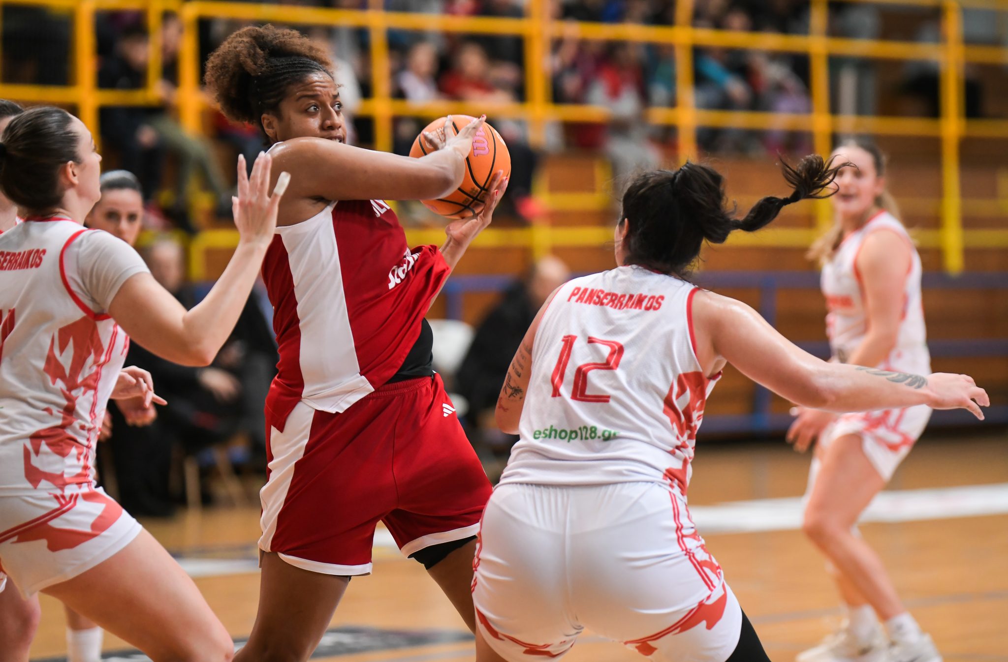 Πανσερραϊκός – Ολυμπιακός 72-76: Πήραν το «θρίλερ» στις Σέρρες οι «ερυθρόλευκες»