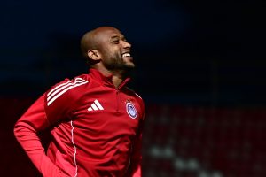 Η τελευταία προπόνηση του Ολυμπιακού πριν τη Λεβερκούζεν με τον Ελ Κααμπί με ξυρισμένο κεφάλι (vids)