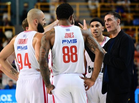 Ο Μπαρτζώκας στο… περίμενε για την 12άδα: Τα δεδομένα για Μιλουτίνοφ, Τζόουνς και οι δύο που πρέπει να αφήσει εκτός