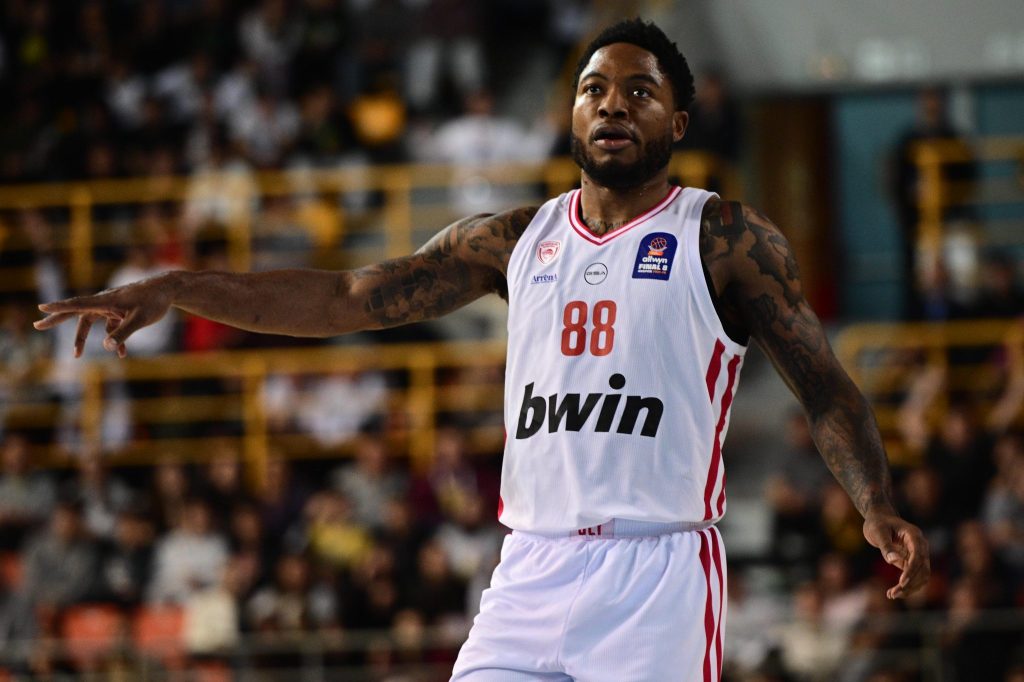 Ανησυχία με Τζόουνς στον Ολυμπιακό, αποχώρησε με ενοχλήσεις στο γόνατο (vid)