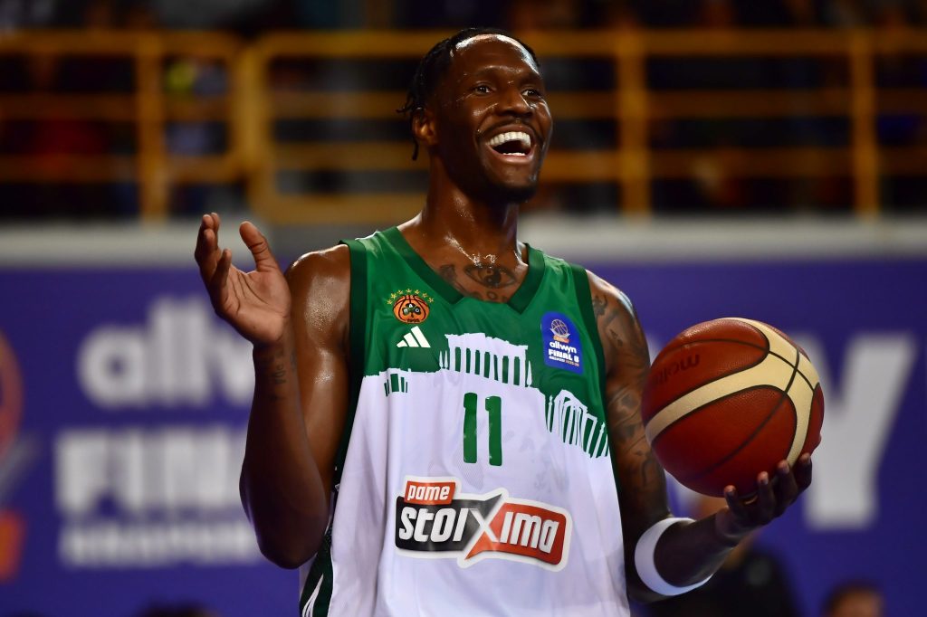 Έπος: Ο Χέιζ-Ντέιβις έκανε «ντου» στο παρκέ και έδειξε στους συμπαίκτες του πώς να αμυνθούν (vid)