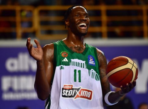 Έπος: Ο Χέιζ-Ντέιβις έκανε «ντου» στο παρκέ και έδειξε στους συμπαίκτες του πώς να αμυνθούν (vid)