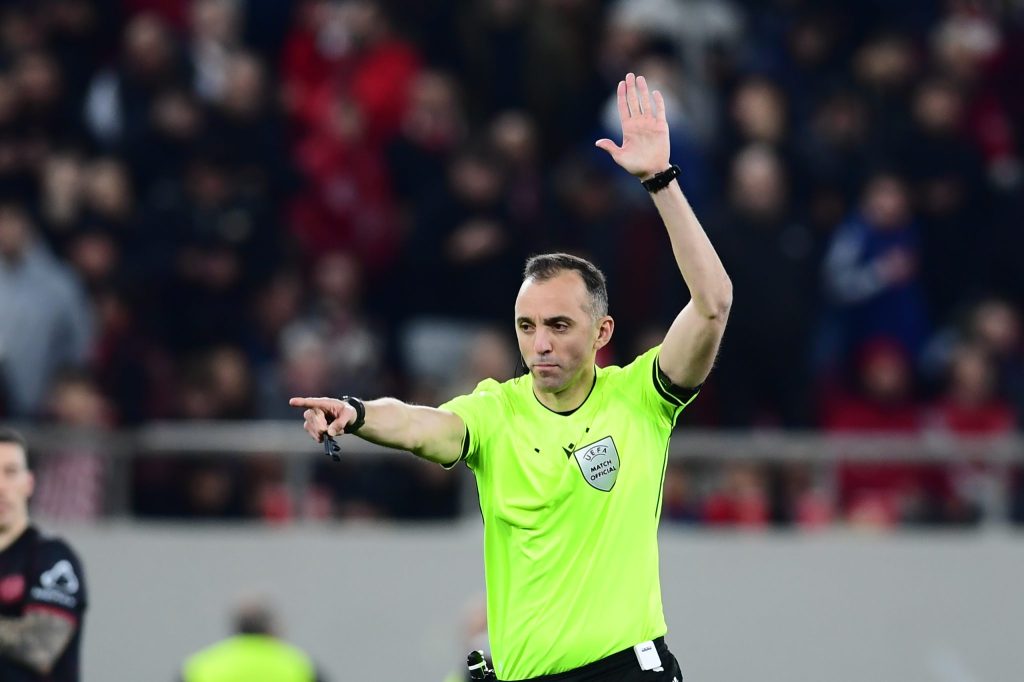 Καραπαπάς: «Παράξενοι κανονισμοί – Το χάδι στην πλάτη του Ταρέμι και το ξεκάθαρο οφσάιντ στο δεύτερο γκολ της Λεβερκούζεν» (vids)