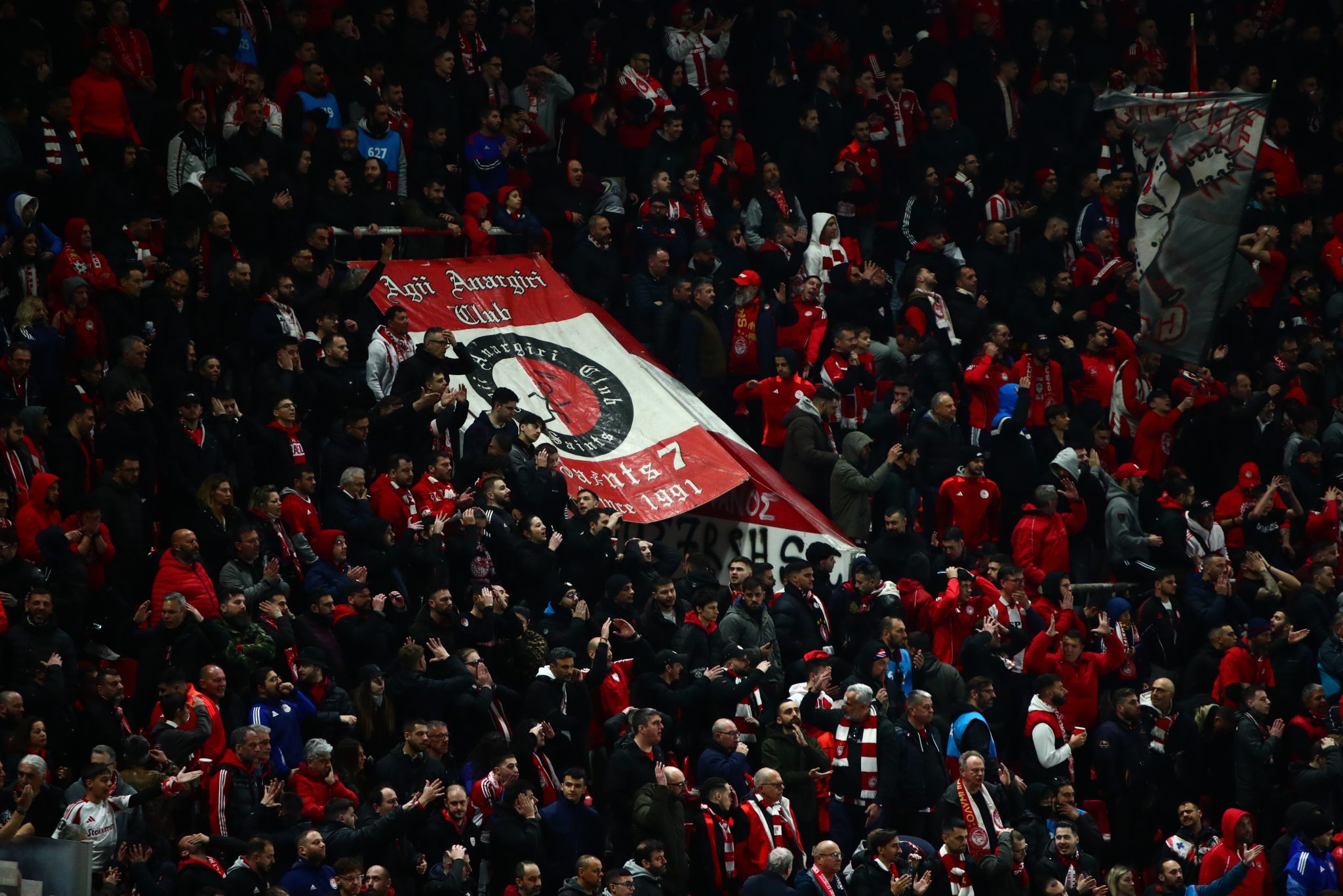 Ο κόσμος του Ολυμπιακού δίνει ερυθρόλευκο χρώμα στο Λεβερκούζεν (vids)