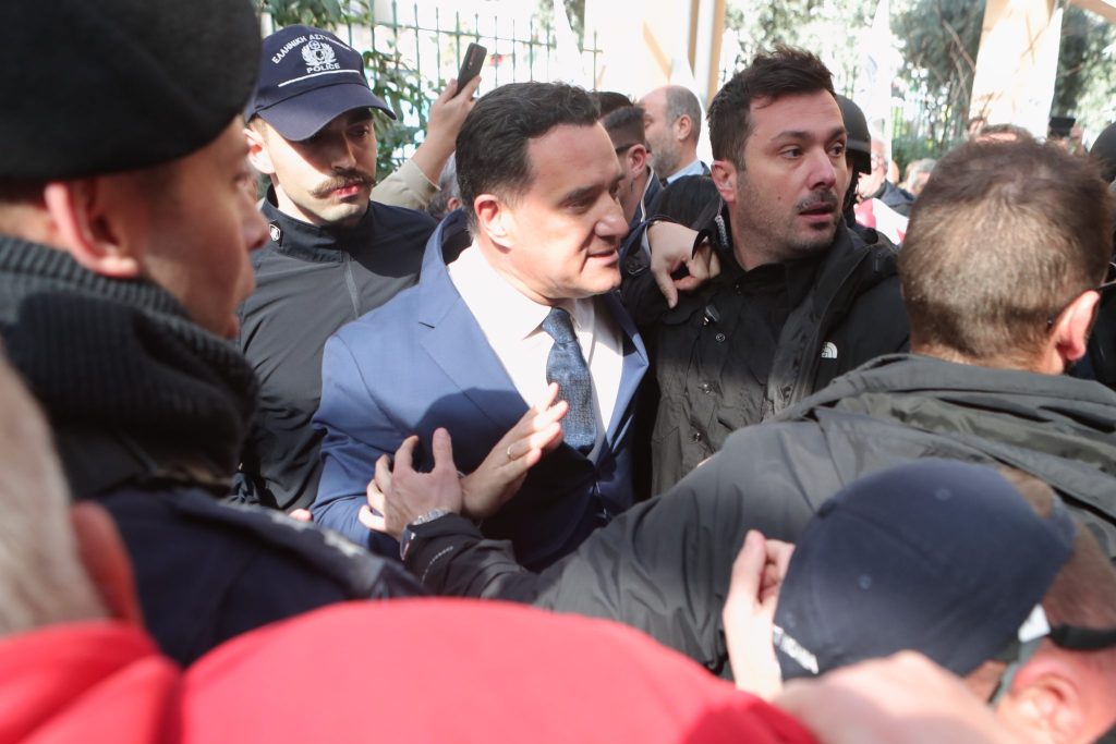 «Θερμή» υποδοχή Γεωργιάδη στο Κρατικό Νίκαιας – Επίθεση των ΜΑΤ στους γιατρούς (pics)