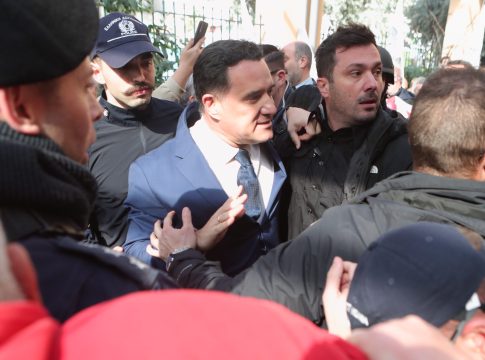 «Θερμή» υποδοχή Γεωργιάδη στο Κρατικό Νίκαιας – Επίθεση των ΜΑΤ στους γιατρούς (pics)