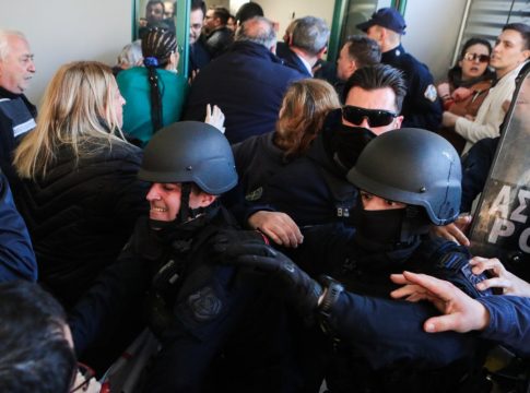 Κρατικό Νίκαιας: «Μη τολμήσουν να κάνουν διώξεις σε γιατρούς» – Τι λέει η ΕΛ.ΑΣ. για τα επεισόδια