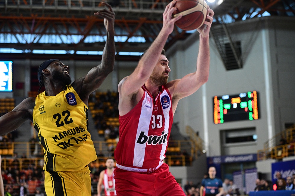 Αγωνία με Μιλουτίνοφ στον Ολυμπιακό: Χτύπησε στον αντίχειρα και θα πάει για εξετάσεις