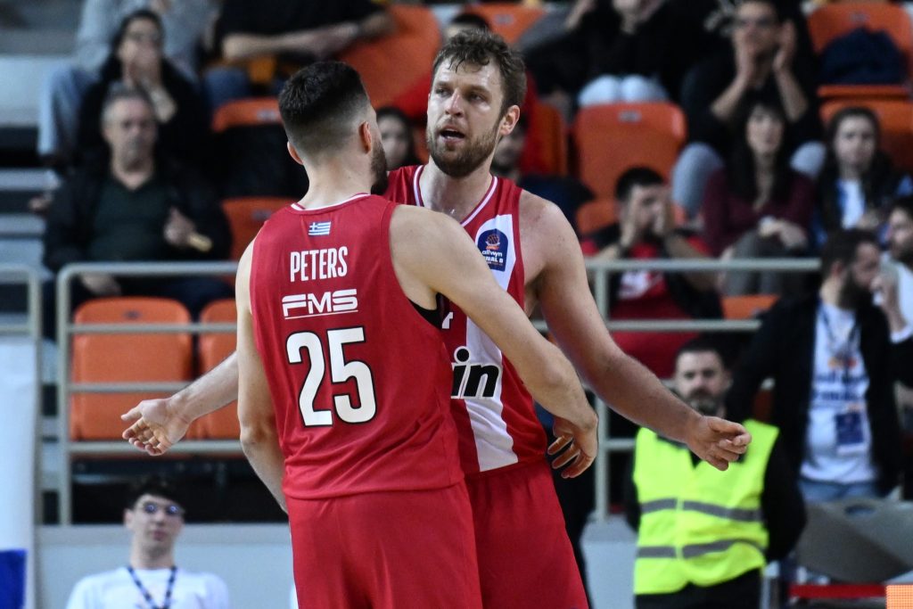 Έπος: Ο Βεζένκοφ πανηγύρισε το τρίποντο του Πίτερς πριν να μπει (vid)