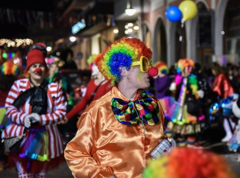 Πάνω από 50.000 καρναβαλιστές στους δρόμους για Πατρινό Καρναβάλι – Live η Νυχτερινή παρέλαση