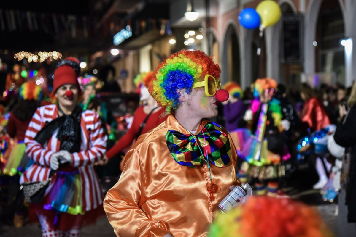 Πάνω από 50.000 καρναβαλιστές στους δρόμους για Πατρινό Καρναβάλι – Live η Νυχτερινή παρέλαση