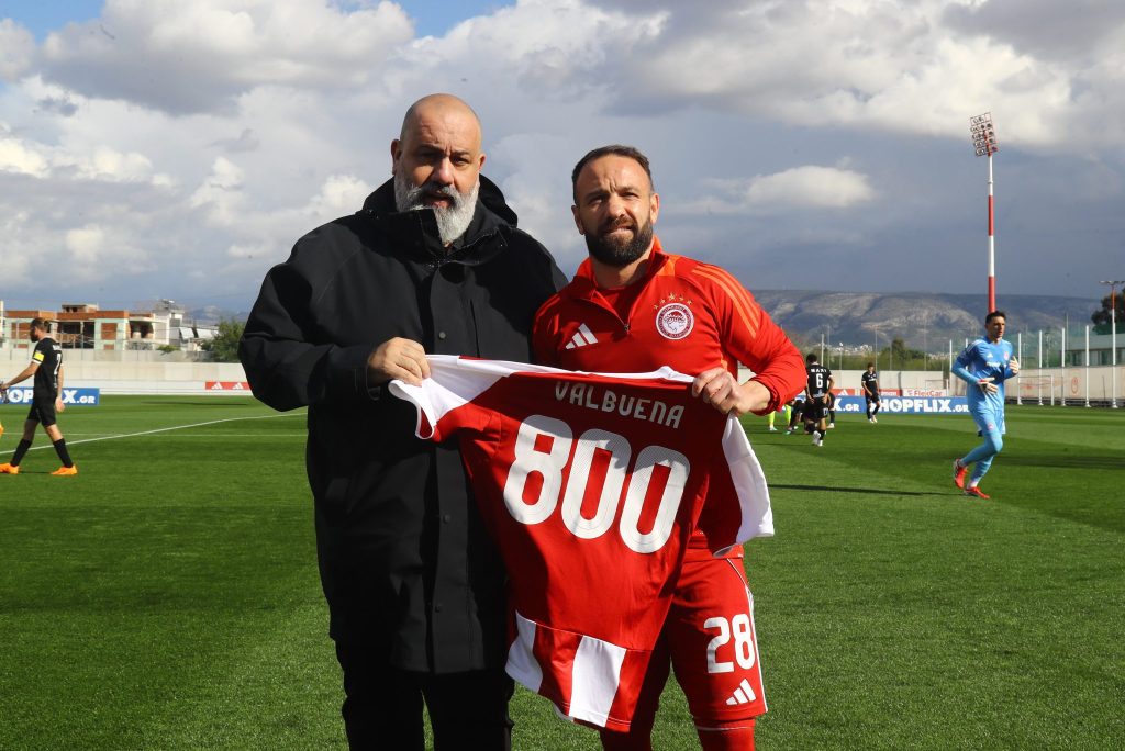 Ολυμπιακός: Βράβευσε τον Βαλμπουενά για τη συμπλήρωση 800 αγώνων στην καριέρα του (pics)