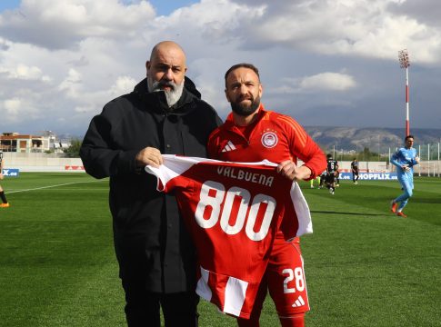 Ολυμπιακός: Βράβευσε τον Βαλμπουενά για τη συμπλήρωση 800 αγώνων στην καριέρα του (pics)