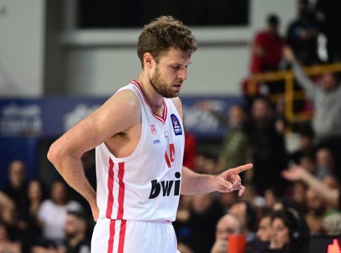 Ανησυχία στον Ολυμπιακό με Βεζένκοφ: Πονάει στη μέση ο Βούλγαρος