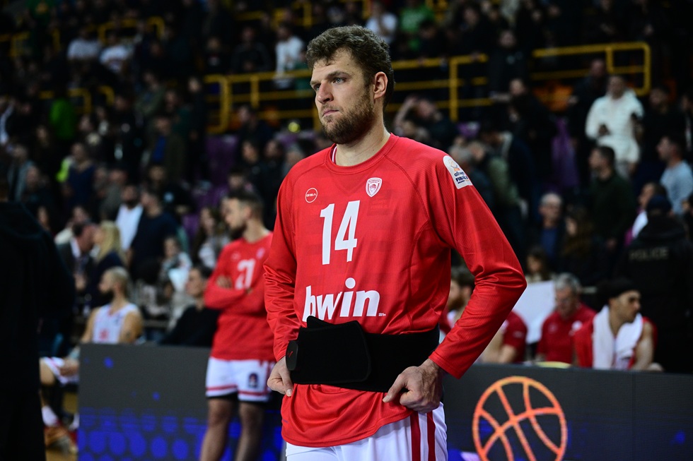 Με ζώνη στη μέση του ο Βεζένκοφ – Με το ζόρι περπατούσε στην απονομή (vid)